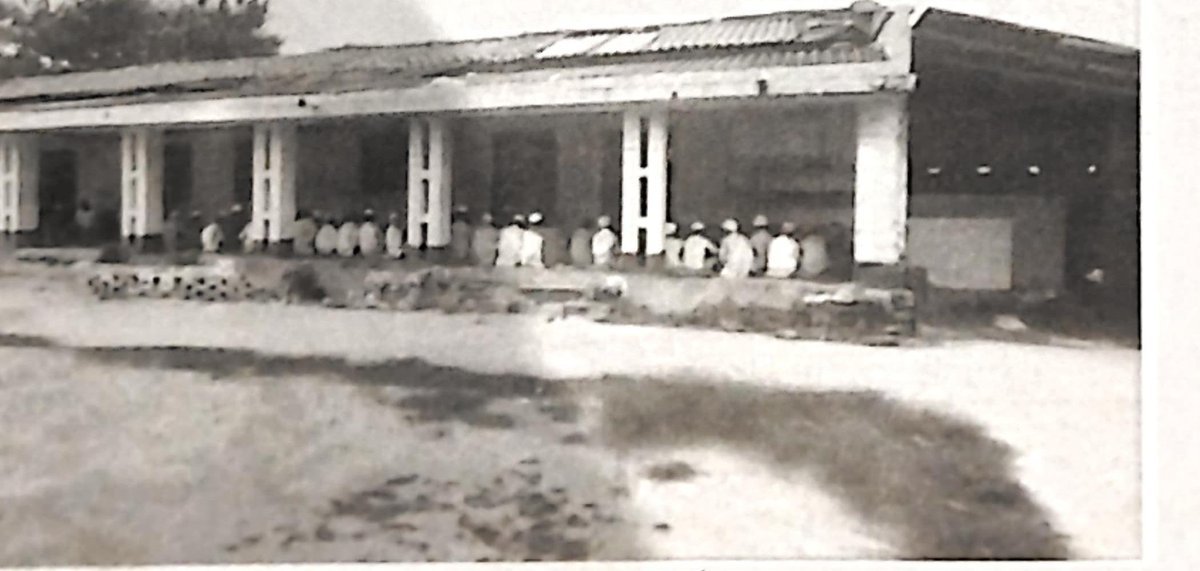 مدرسہ کی قدیم اور سفالہ پوش عمارت