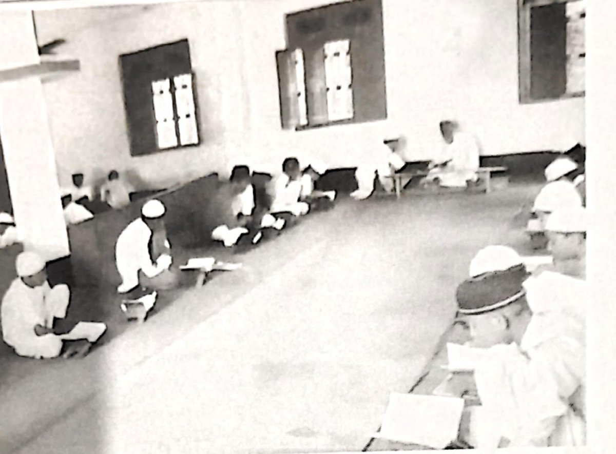 شعبہ حفظ کا تاریخی ہال — طلبہ کی حلقہ بندی